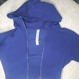 Lululemon cropped-zip up jacket! with a nice bright blue! perfect for the gym!❤️